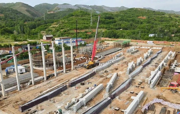 奮戰(zhàn)二季度｜電解廠房主體結(jié)構(gòu)框架柱開(kāi)始吊裝！